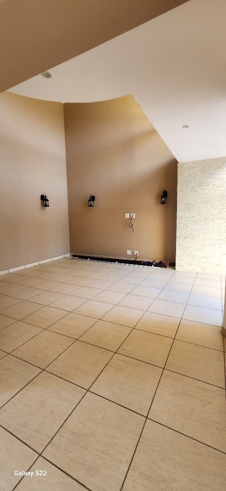 To Let 7 Bedroom Property for Rent in Umhlanga KwaZulu-Natal