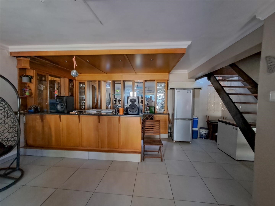6 Bedroom Property for Sale in Margate KwaZulu-Natal