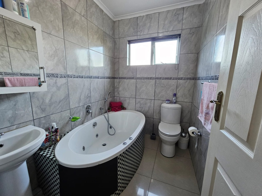 3 Bedroom Property for Sale in Umtentweni KwaZulu-Natal