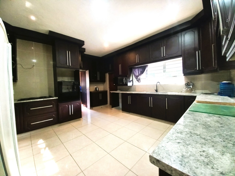 6 Bedroom Property for Sale in Umtentweni KwaZulu-Natal