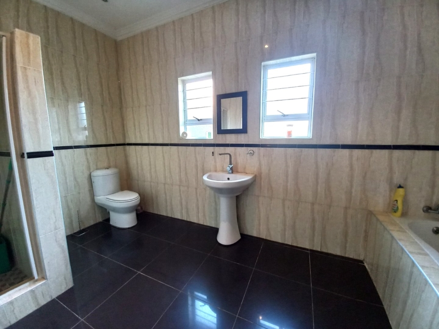 6 Bedroom Property for Sale in Umtentweni KwaZulu-Natal