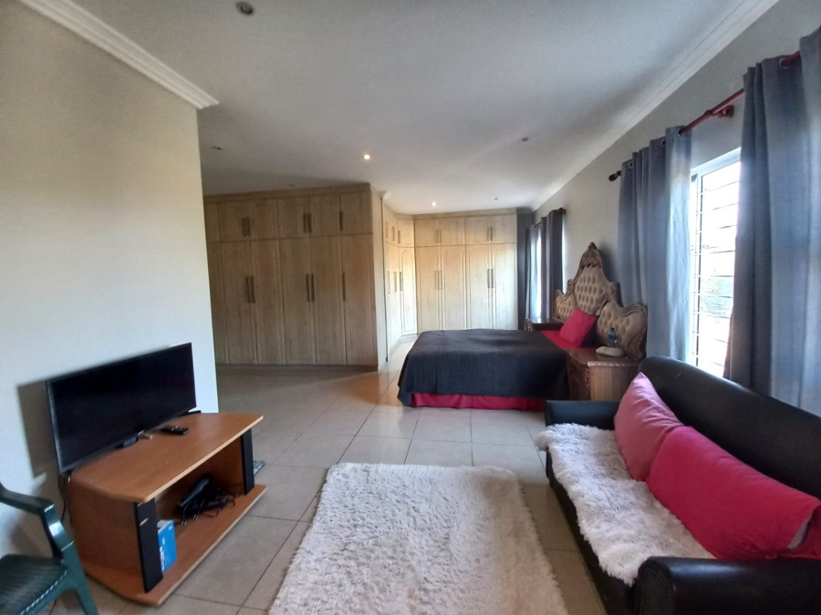 6 Bedroom Property for Sale in Umtentweni KwaZulu-Natal