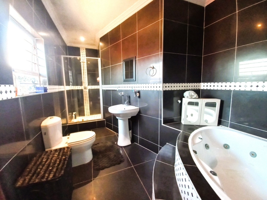 6 Bedroom Property for Sale in Umtentweni KwaZulu-Natal