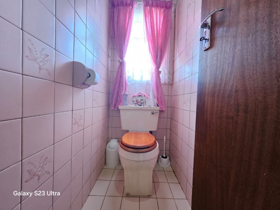 5 Bedroom Property for Sale in Sunnyridge KwaZulu-Natal