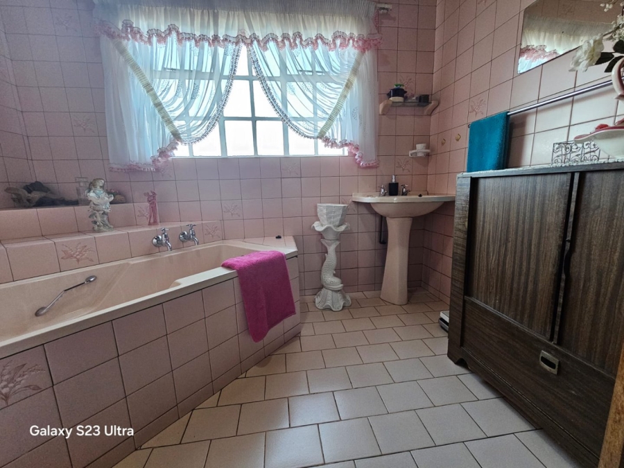 5 Bedroom Property for Sale in Sunnyridge KwaZulu-Natal