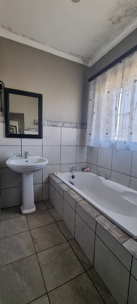 6 Bedroom Property for Sale in Pioneer Park KwaZulu-Natal