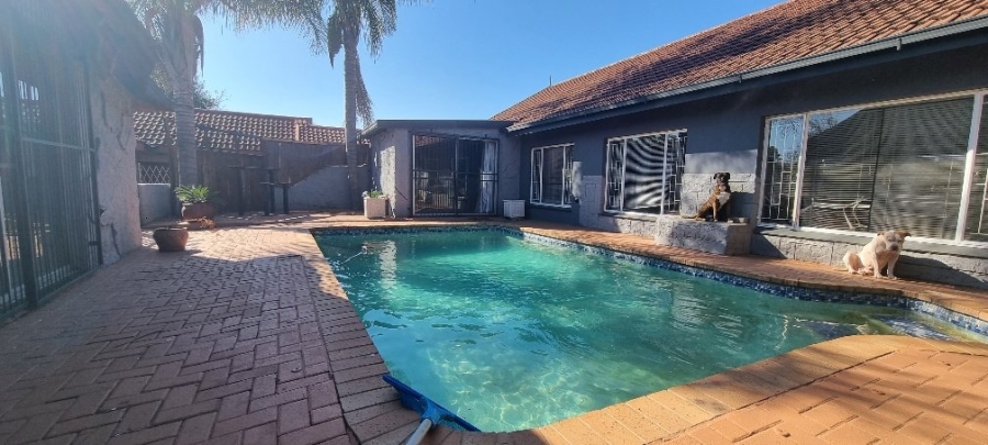 6 Bedroom Property for Sale in Pioneer Park KwaZulu-Natal