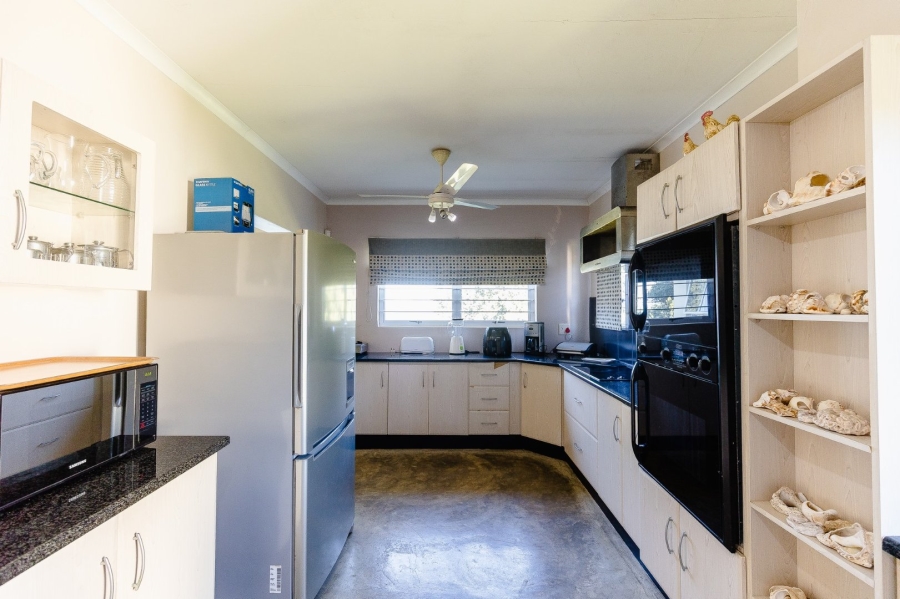 6 Bedroom Property for Sale in Umtentweni KwaZulu-Natal