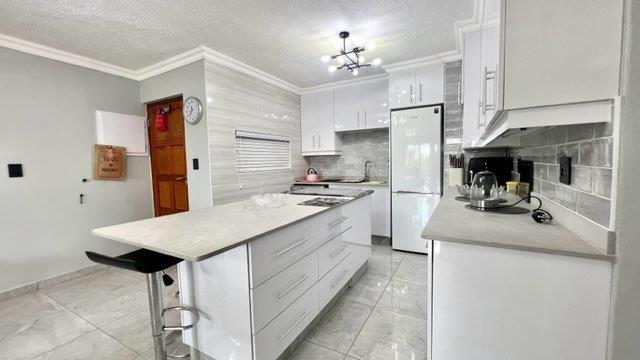 3 Bedroom Property for Sale in Uvongo KwaZulu-Natal