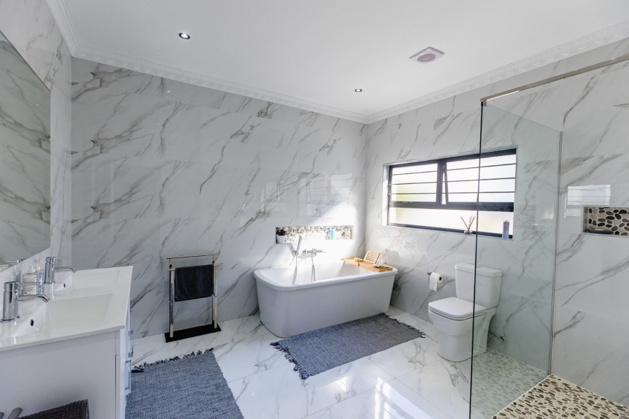 5 Bedroom Property for Sale in Uvongo KwaZulu-Natal