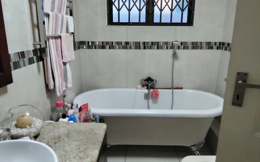 6 Bedroom Property for Sale in Amanzimtoti KwaZulu-Natal