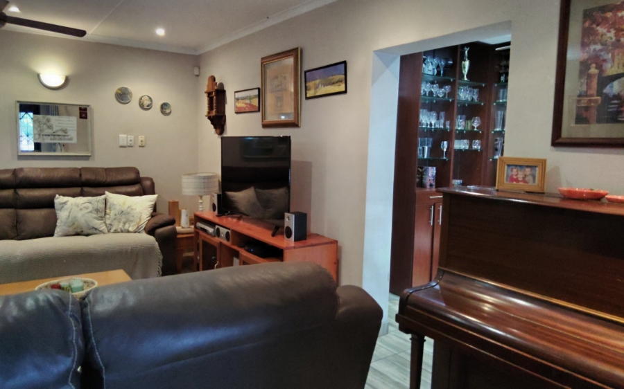 6 Bedroom Property for Sale in Amanzimtoti KwaZulu-Natal