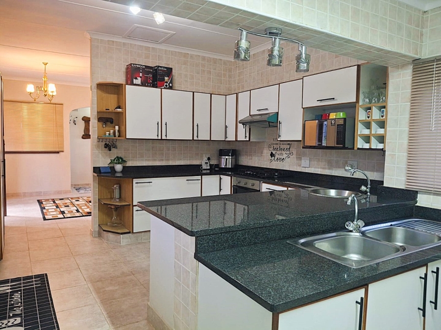 4 Bedroom Property for Sale in Uvongo KwaZulu-Natal