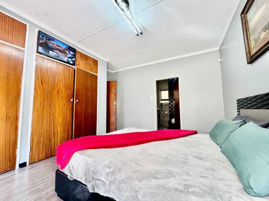 5 Bedroom Property for Sale in Pioneer Park KwaZulu-Natal