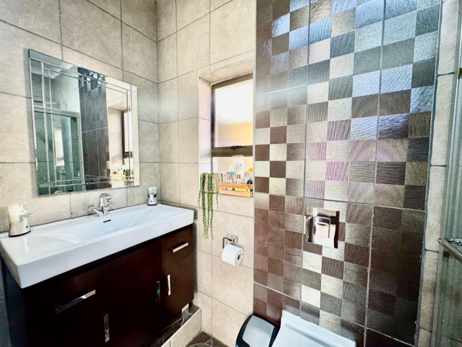 5 Bedroom Property for Sale in Pioneer Park KwaZulu-Natal