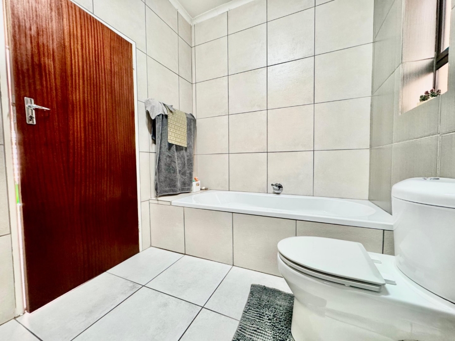 5 Bedroom Property for Sale in Pioneer Park KwaZulu-Natal