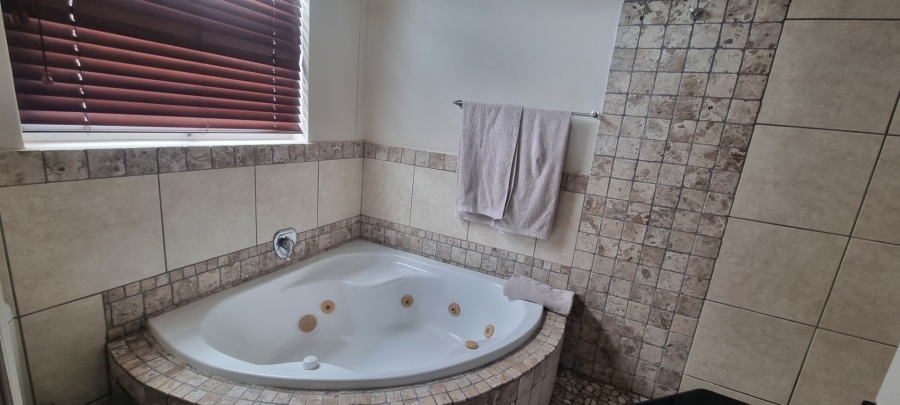 3 Bedroom Property for Sale in Uvongo KwaZulu-Natal