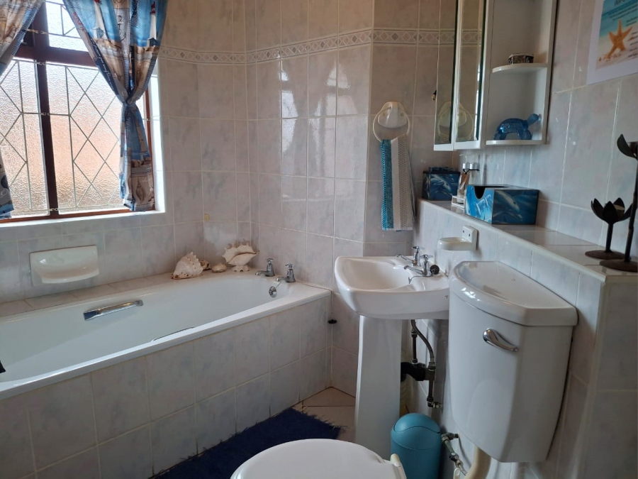 2 Bedroom Property for Sale in Uvongo KwaZulu-Natal