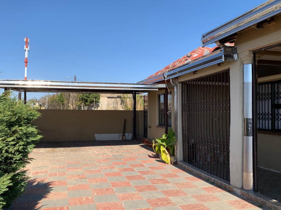 To Let  Bedroom Property for Rent in Madadeni R KwaZulu-Natal