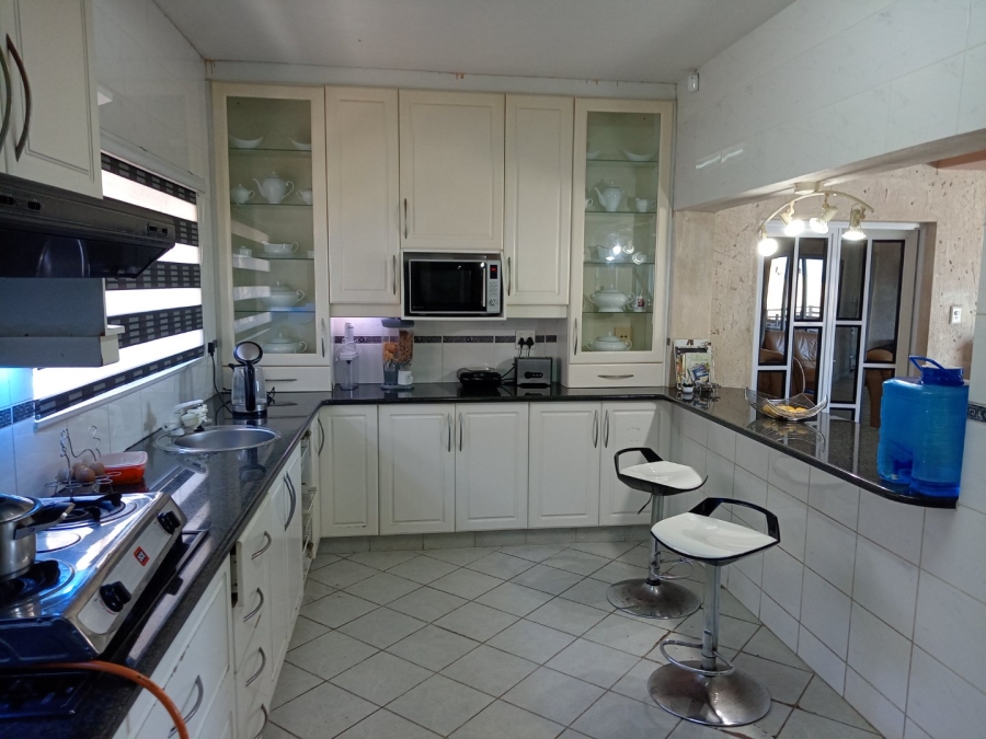 5 Bedroom Property for Sale in Uvongo KwaZulu-Natal