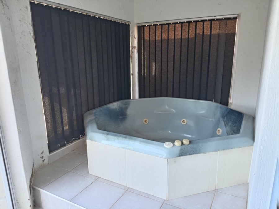 5 Bedroom Property for Sale in Uvongo KwaZulu-Natal
