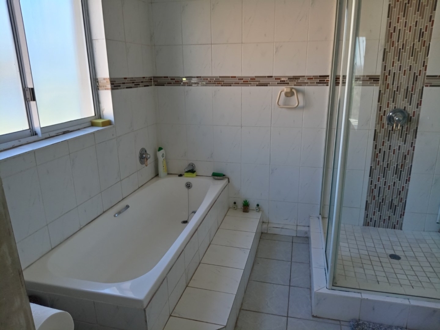 5 Bedroom Property for Sale in Uvongo KwaZulu-Natal