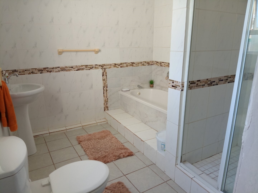 5 Bedroom Property for Sale in Uvongo KwaZulu-Natal