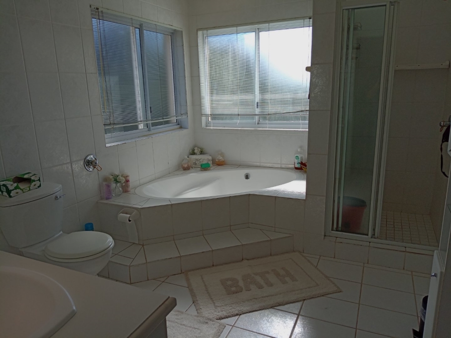5 Bedroom Property for Sale in Uvongo KwaZulu-Natal