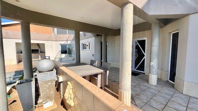5 Bedroom Property for Sale in Uvongo KwaZulu-Natal