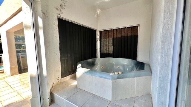 5 Bedroom Property for Sale in Uvongo KwaZulu-Natal