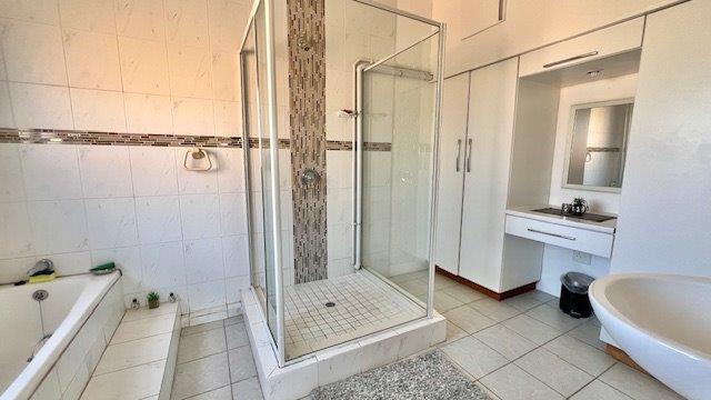 5 Bedroom Property for Sale in Uvongo KwaZulu-Natal