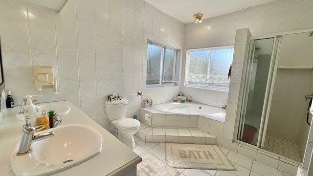 5 Bedroom Property for Sale in Uvongo KwaZulu-Natal