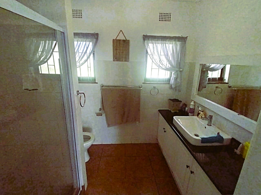 5 Bedroom Property for Sale in Umtentweni KwaZulu-Natal
