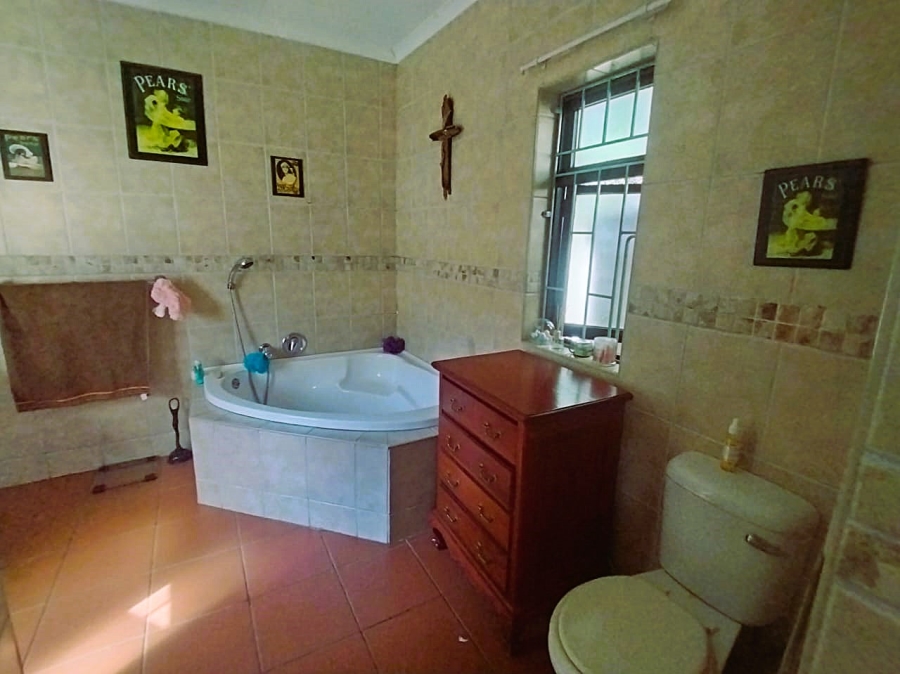 5 Bedroom Property for Sale in Umtentweni KwaZulu-Natal