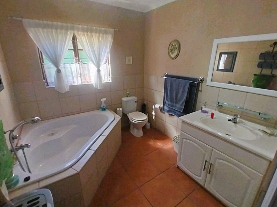 5 Bedroom Property for Sale in Umtentweni KwaZulu-Natal