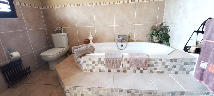 5 Bedroom Property for Sale in Umtentweni KwaZulu-Natal