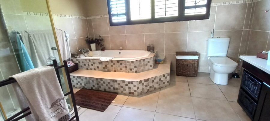 5 Bedroom Property for Sale in Umtentweni KwaZulu-Natal