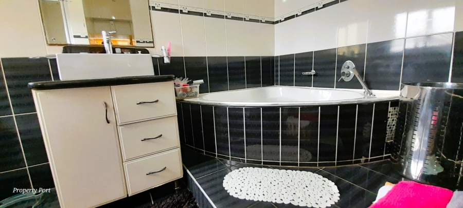 4 Bedroom Property for Sale in Oslo Beach KwaZulu-Natal