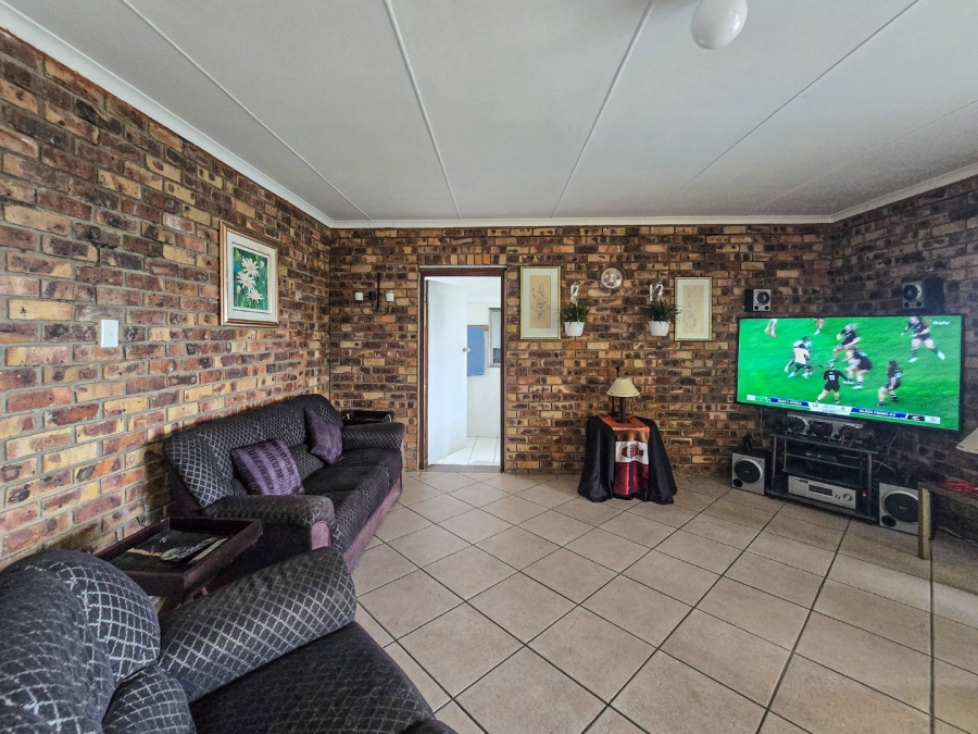 5 Bedroom Property for Sale in Uvongo KwaZulu-Natal