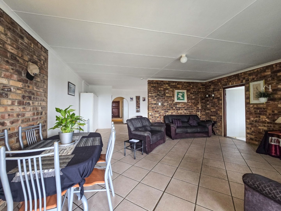 5 Bedroom Property for Sale in Uvongo KwaZulu-Natal