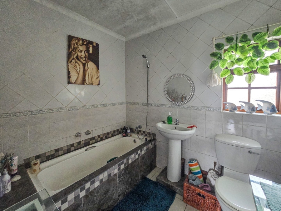 5 Bedroom Property for Sale in Uvongo KwaZulu-Natal