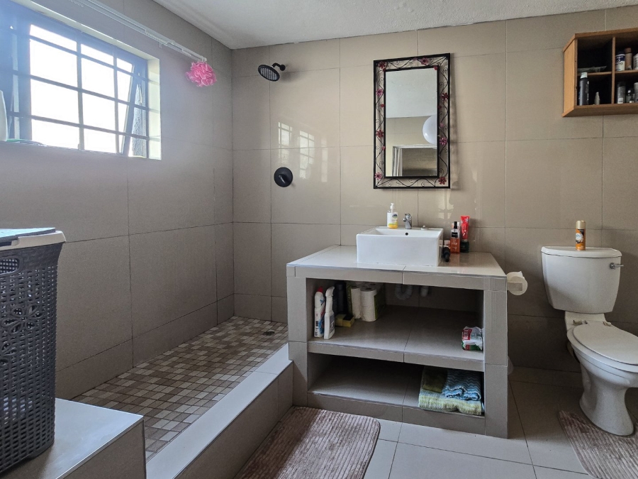 5 Bedroom Property for Sale in Uvongo KwaZulu-Natal