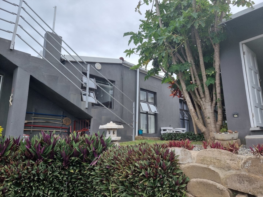 5 Bedroom Property for Sale in Hibberdene KwaZulu-Natal