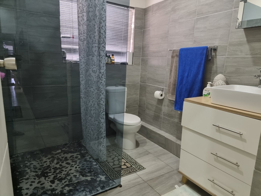 5 Bedroom Property for Sale in Hibberdene KwaZulu-Natal