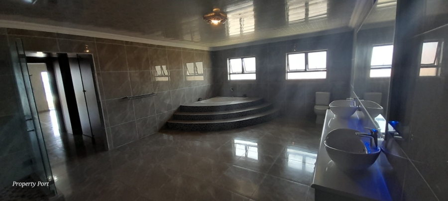 6 Bedroom Property for Sale in Uvongo KwaZulu-Natal