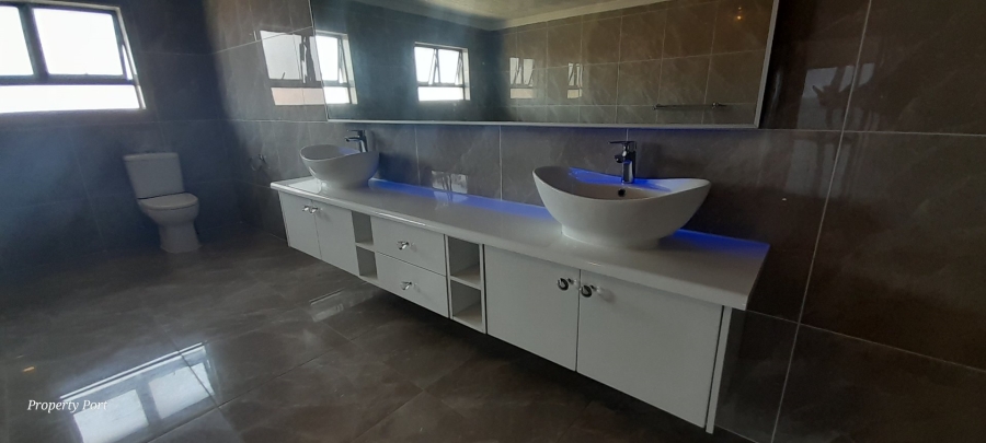 6 Bedroom Property for Sale in Uvongo KwaZulu-Natal