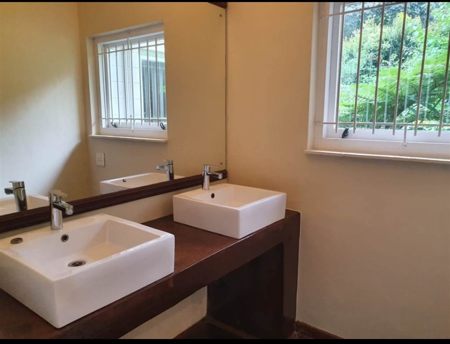 To Let 4 Bedroom Property for Rent in Kloof KwaZulu-Natal