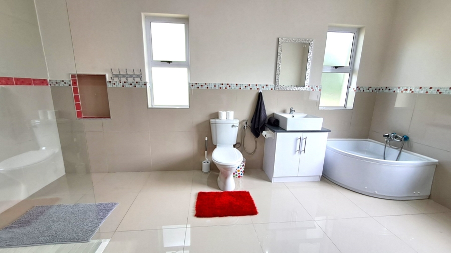 6 Bedroom Property for Sale in Port Edward KwaZulu-Natal