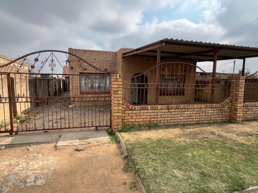 4 Bedroom Property for Sale in Madadeni R KwaZulu-Natal