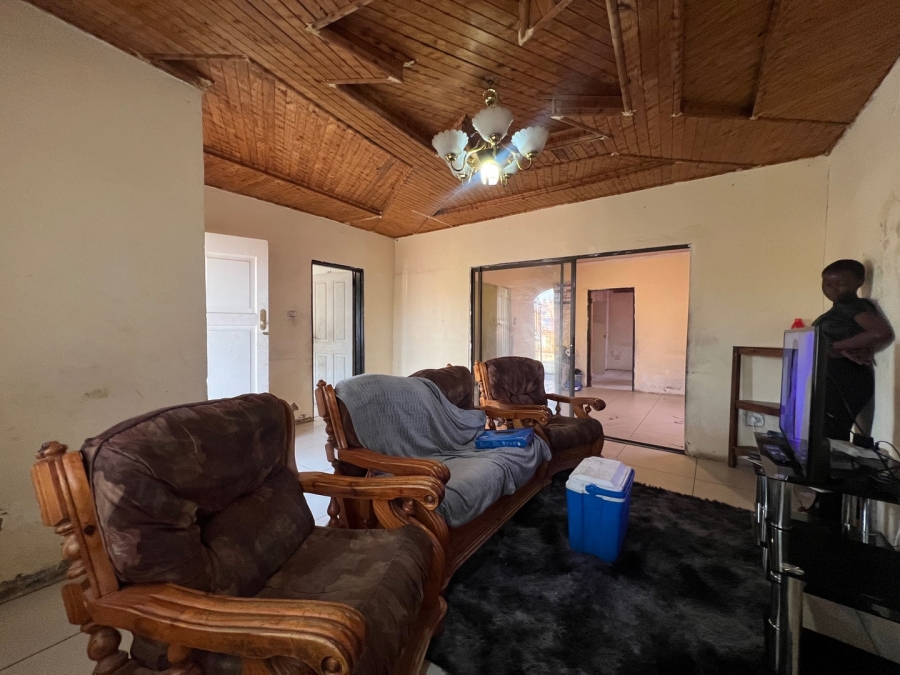 4 Bedroom Property for Sale in Madadeni R KwaZulu-Natal